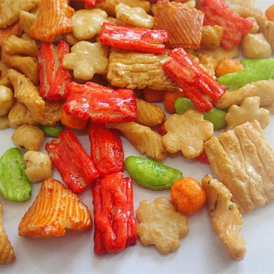 Gesunde, rechteckige japanische Reiskrackereien: Geschmacksreich und fettarm