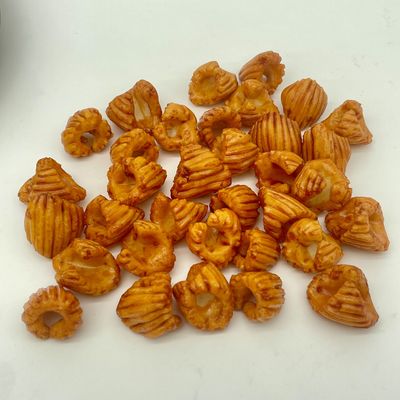 Guter Preis Frisch gekrümmte Reiskrackereien scharfes Geschmack Textured Design Snack bereit Online
